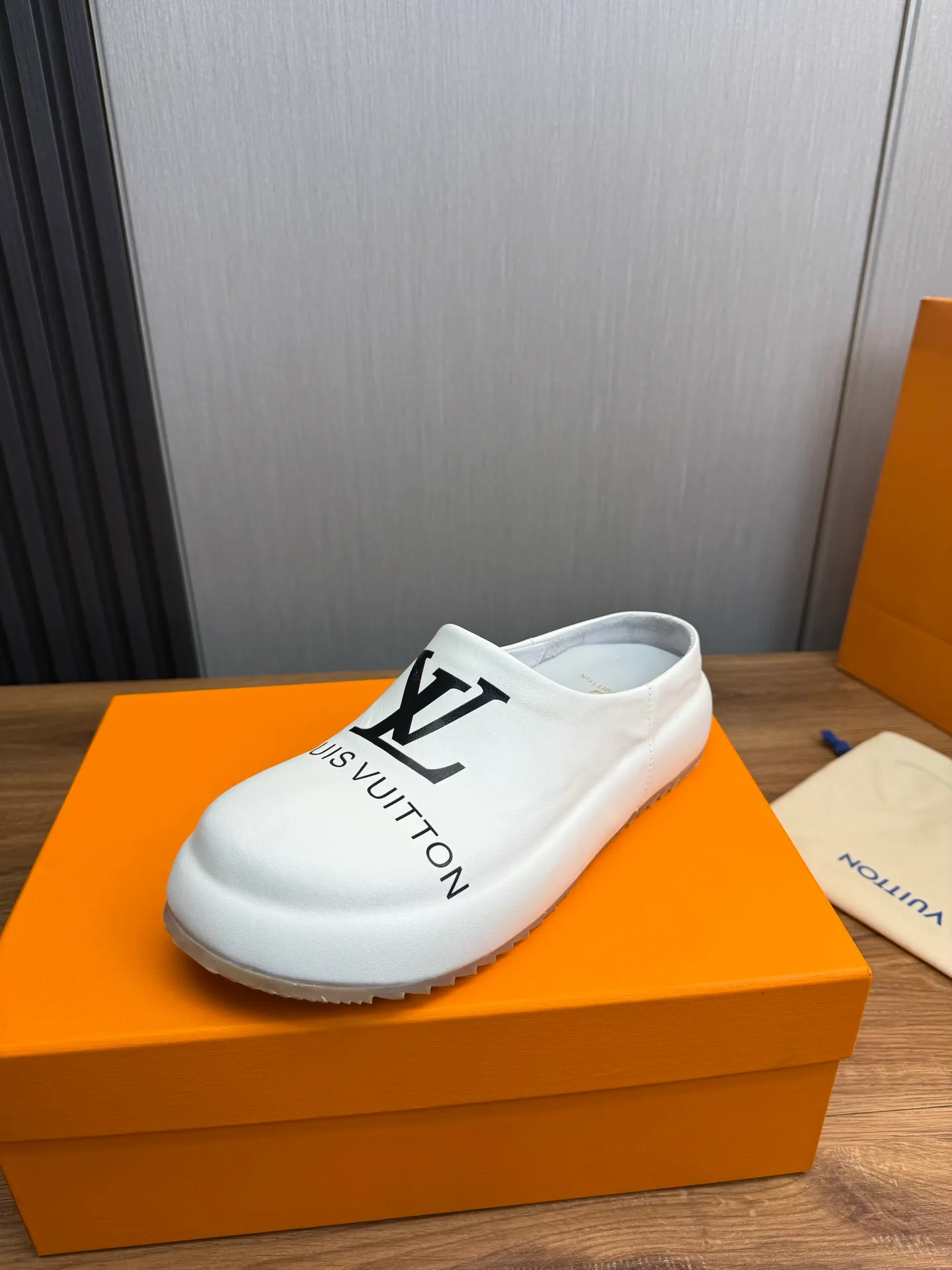 Men's shoes 💰480💰 Lv men's slippers 🩴38-45 size 45 46 🉑️Customized! Full leather slippers: cowhide on the outside, sheepskin on the inside ✅Original outsole⬆️